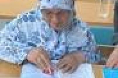 Okuma aşkı yarım kalmadı 66 yaşında okuryazar oldu