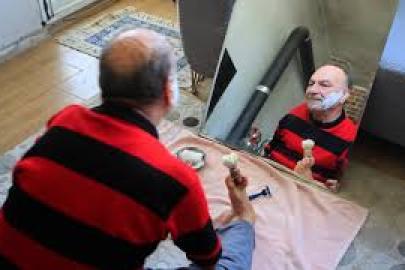 Onu görenler azmine hayran kalıyor: Ayaklarıyla tıraş oluyor, yemek yiyor, para üstü veriyor