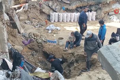 Ortaokul öğrencisinin 1 buçuk metrelik çukura düşme anı kamerada