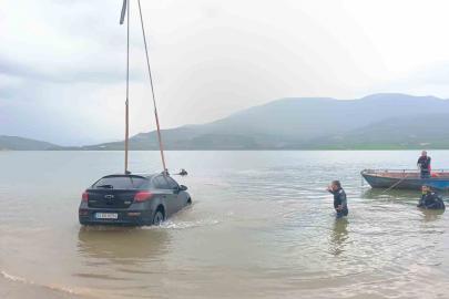 Otomobil baraj gölüne düştü