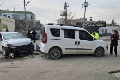 Otomobil ile hafif ticari araç çarpıştı: 1 yaralı