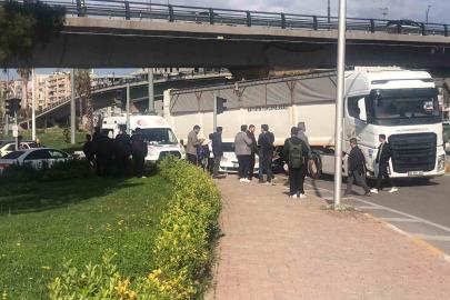 Otomobil kaldırımdaki öğrencilere çarptı: 2 yaralı