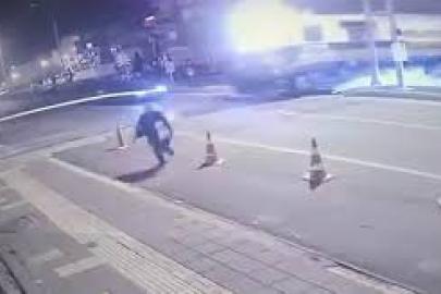 Otomobil tren ile çarpıştı: Feci kaza kamerada