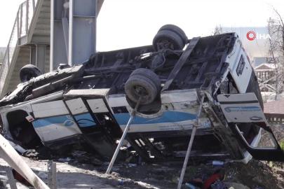 Özel halk otobüsü köprü direğine çarptı: 5 ölü, 15 yaralı