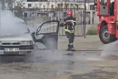 Park halindeki otomobil alev alev yandı