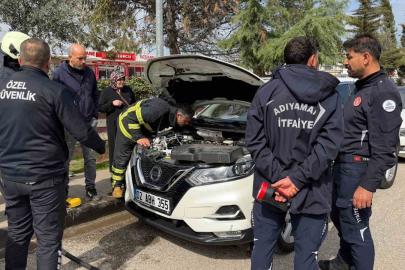 Park halindeki otomobilden yükselen duman korkuttu