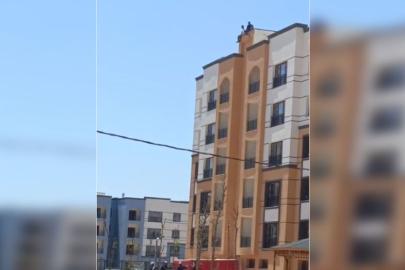 Şanlıurfa’da bir inşaatta çalışan işçiler kazan kaldırdı