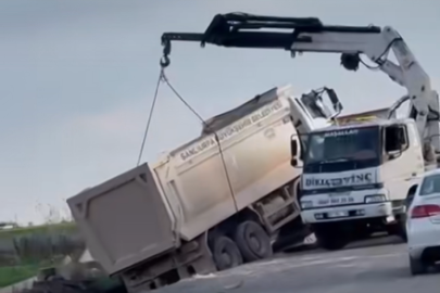 Şanlıurfa'da harfiyat kamyonu devrildi