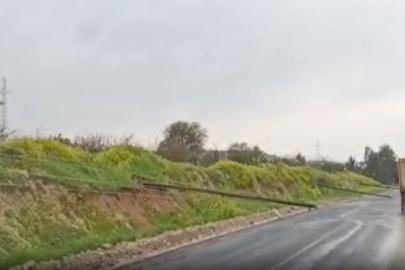 Şanlıurfa’da yağış elektrik direklerini devirdi