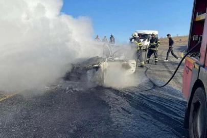 Seyir halindeki otomobil alev aldı: 4 kişilik aile son anda kurtuldu