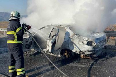 Seyir halindeki otomobil alev topuna döndü