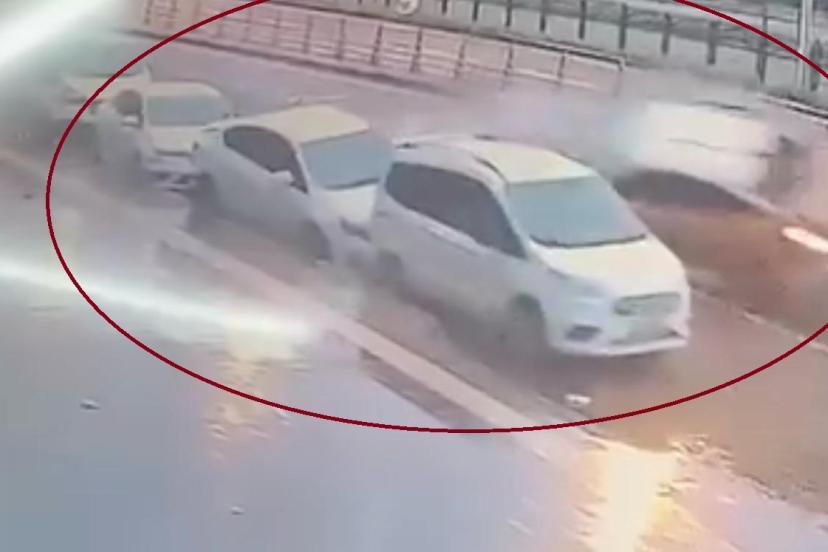 Ticari taksinin 3 otomobile çarptığı kaza kamerada