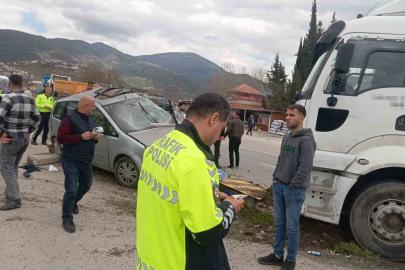 Tır ile hafif ticari araç çarpıştı:1 yaralı