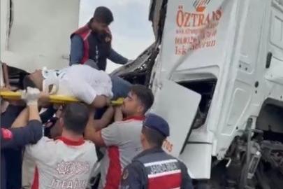 Tır OSB giriş kapısına çarptı, sürücü kabinde sıkıştı