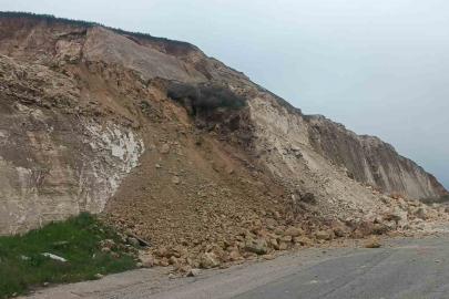 Üniversitenin yolu ulaşıma kapandı