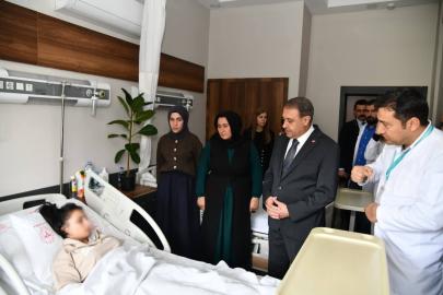 Vali Şıldak, yaralı öğrenci ve öğretmenleri yalnız bırakmıyor