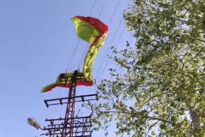 Yamaç paraşütü pilotu iniş sırasında elektrik tellerine takıldı
