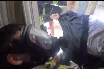 Yangının ortasında kalan vatandaş kurtarıldı