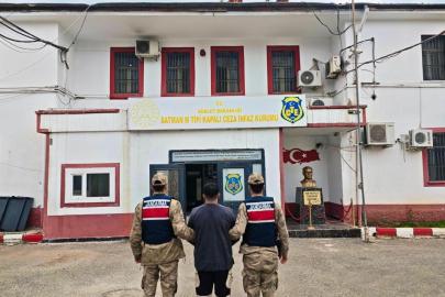 Yeni yapılan yolda çatlak ve göçükler oluştu