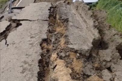 Yoğun yağış yolları çökertti, bazı güzergahlar ulaşıma kapandı