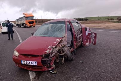 Yolda kayan araç karşı şeride geçerek araçla çarpıştı: 2 yaralı