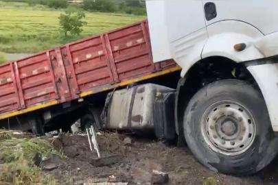Bariyerlere çarpan tır yoldan çıktı
