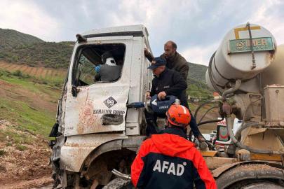 Beton mikseri kaza yaptı, sıkışan sürücüyü ekipler kurtardı