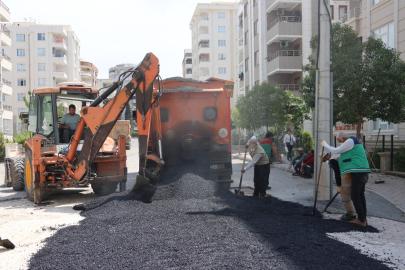 Karaköprü’de bozulan yollar sıcak asfaltla yenileniyor