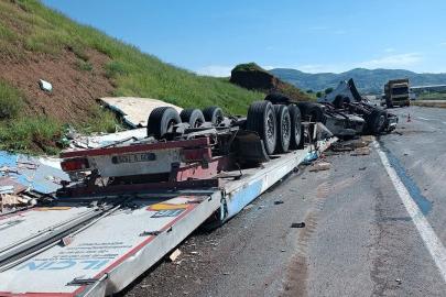Kaza yapan tır ortalığı savaş alanına çevirdi