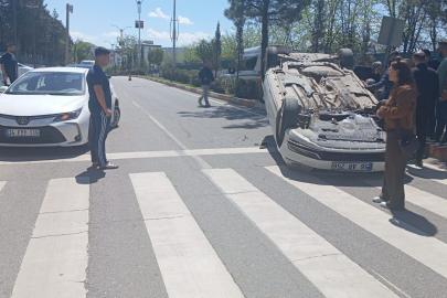 Kazada iki sürücü araçlarda sıkıştı