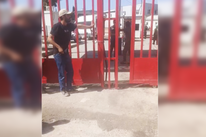 Mağduriyetini kendini zincirleyerek duyurmaya çalıştı