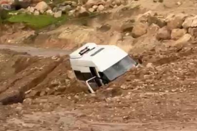 Minibüs mahsur kaldı