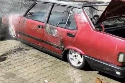 Park halindeki Tofaş marka otomobil yanarak kullanılamaz hale geldi
