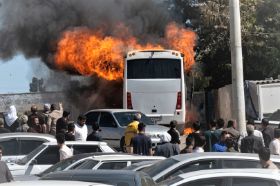 Şanlıurfa'da korku dolu anlar: Tur otobüsü alev aldı