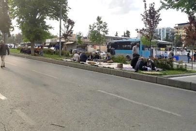 Şehit Nusret'in refüjleri hasta bekleme noktasına dönüştü