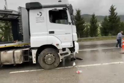 Tır yağmurda savruldu